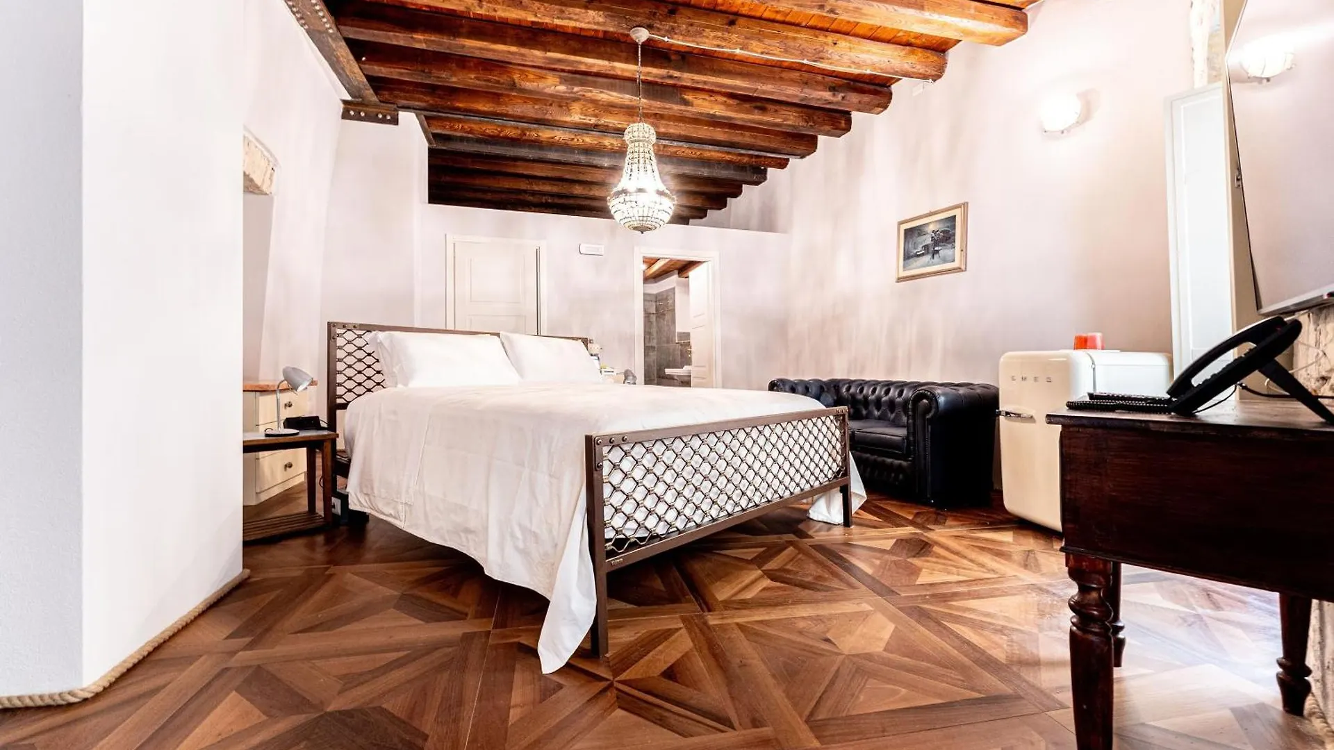 Hotel D H Lawrence كالياري
